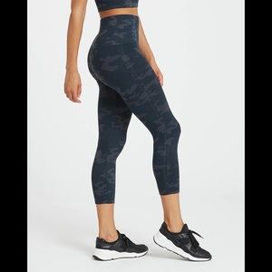 SPANX Look at Me Now Seamless Cropped Leggings size Small